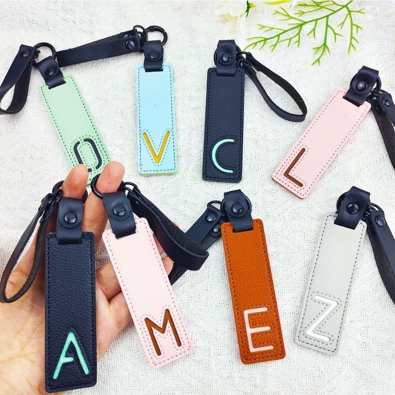 Monogram Keychain Leather - Llavero clásico de cuero Pu con