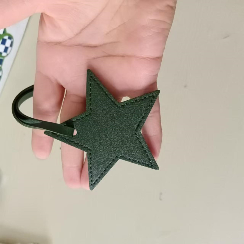 Inicio gratis estrella de cinc - Monogram Keychain Leather reseña y precio